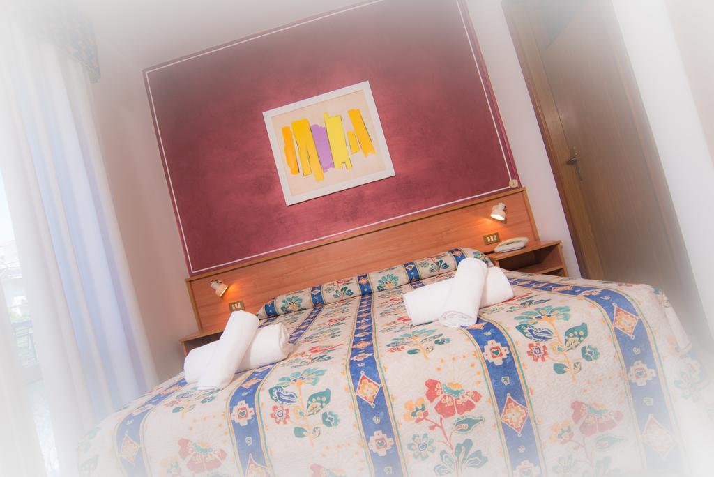 Hotel Azzorre Lido di Jesolo Værelse billede